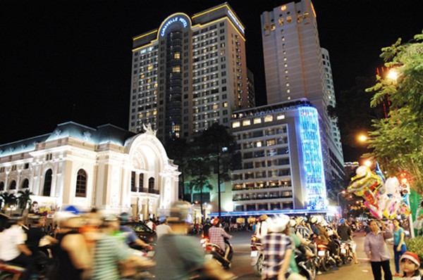 Từ 19h, các đường lớn ở trung tâm thành phố như Lê Lợi, Nguyễn Huệ, Đồng Khởi... bắt đầu đông dần. Tại nhiều ngã tư, người đi xe máy phải leo lên cả lề do lưu lượng người đổ về trung tâm quá nhiều.